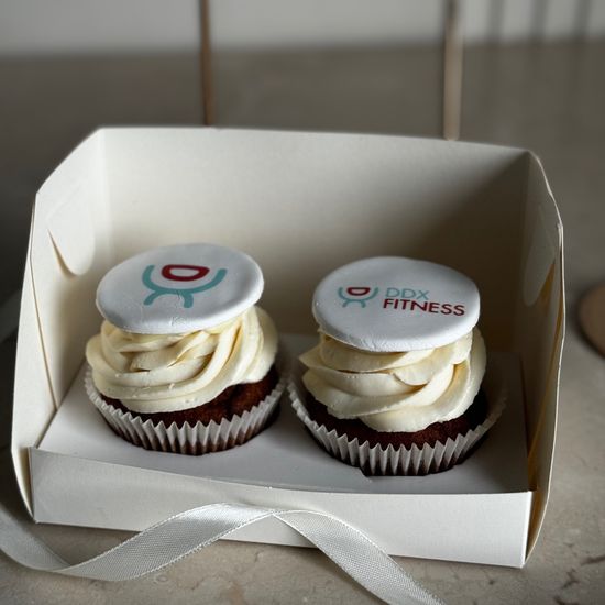 Капкейки с логотипом, печать на мастике, упаковка на 2 шт