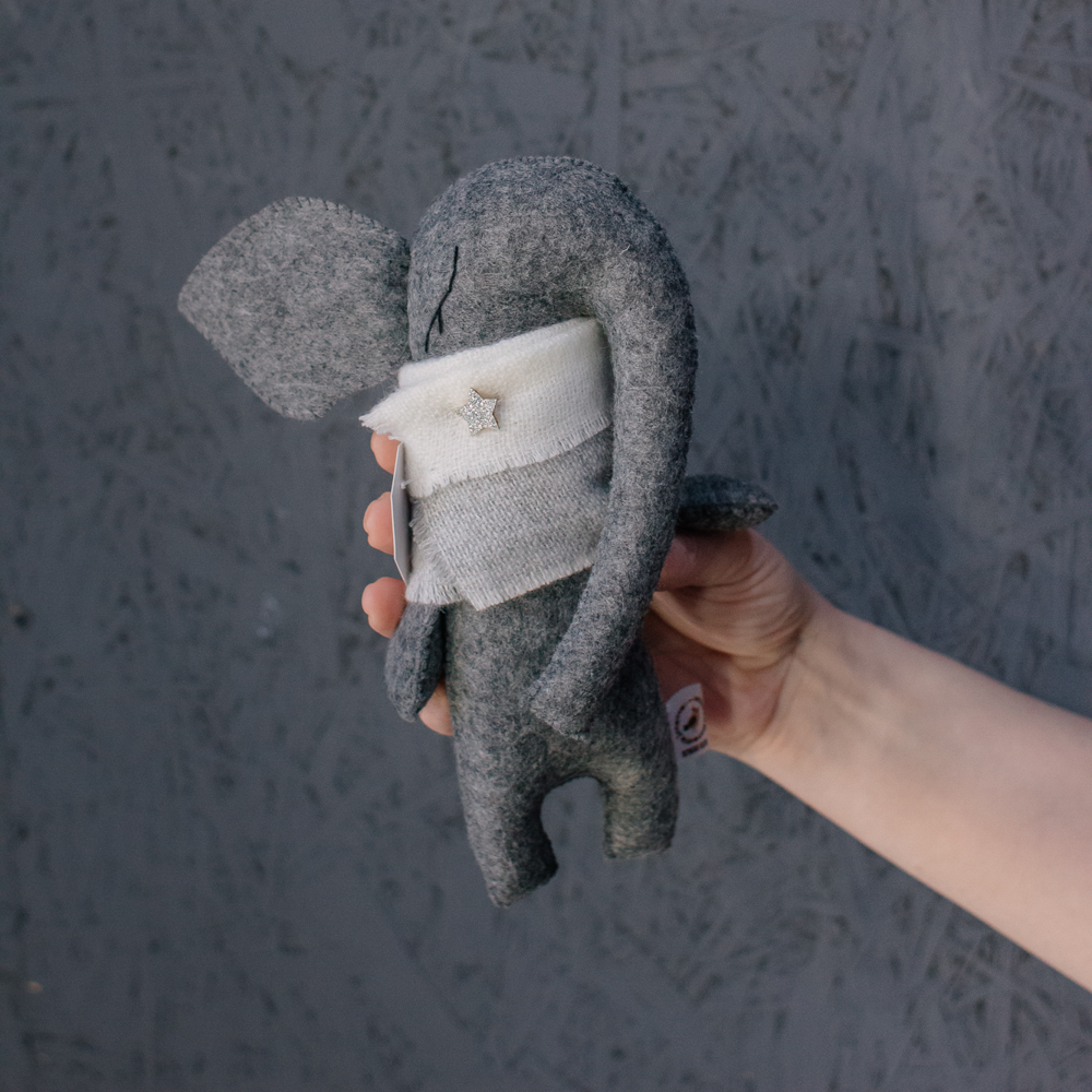 Игрушка ручной работы Слоник серый