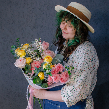 148. Милый радостный букет с пионовидными розами