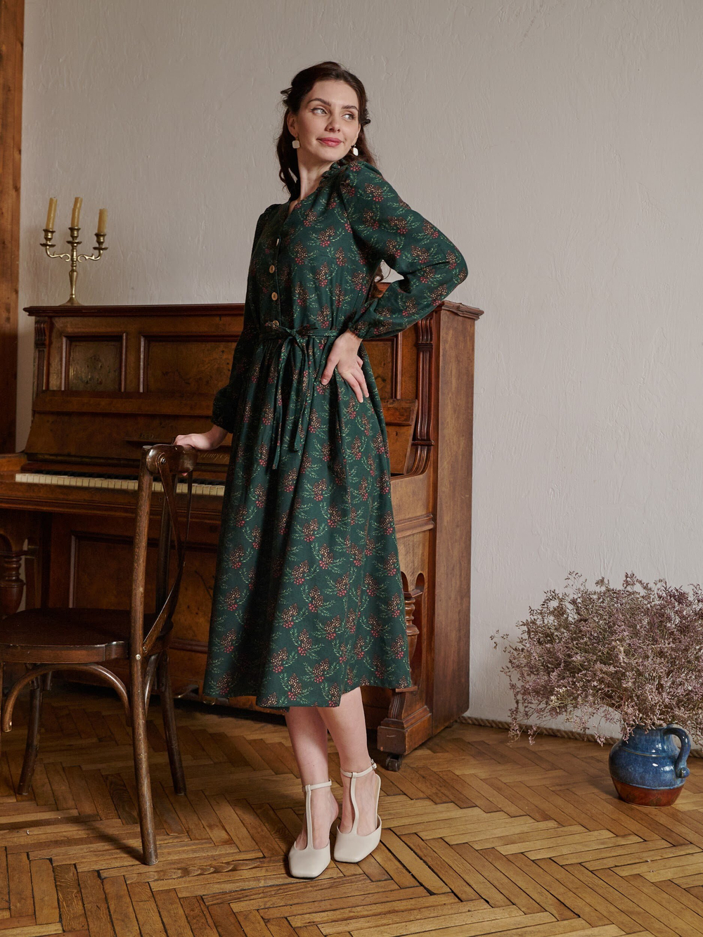 Платье с воротником стойкой