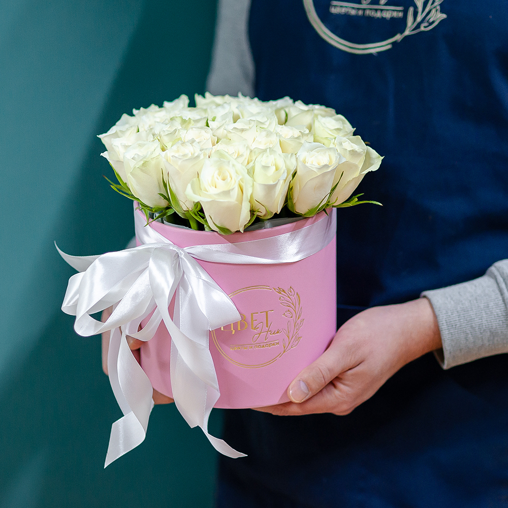 25 белых роз в шляпной коробке