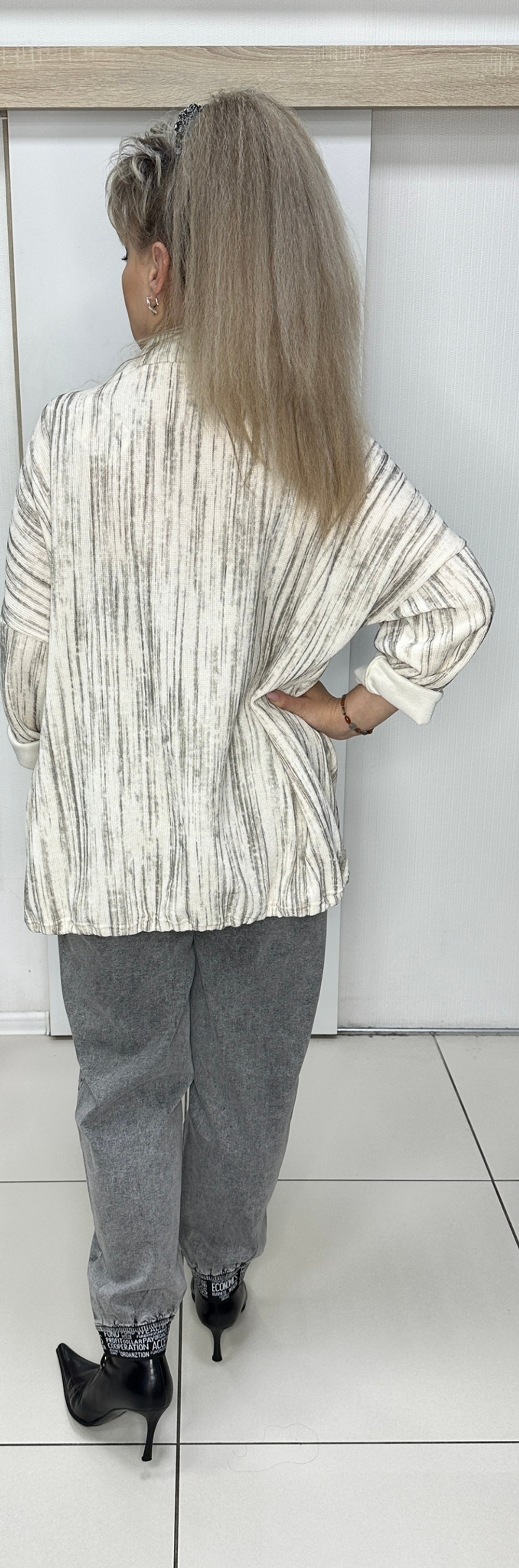 Светлый нарядный блузон-туника с галстуком