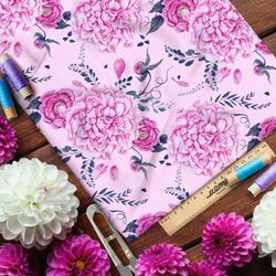 Ткань бифлекс крупные нежные георгины на розовом фоне