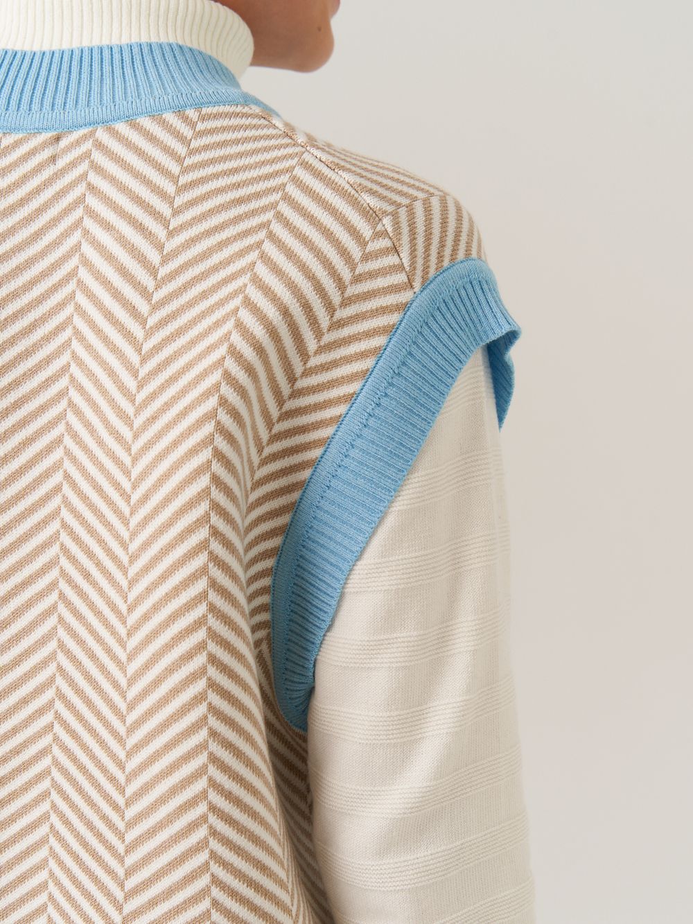 Жилетка для девочки в школу AT953 темно-бежевый