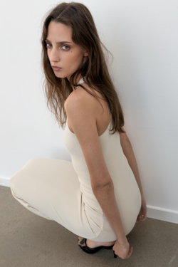 ZARA ЭЛАСТИЧНОЕ ПЛАТЬЕ С ГОРЛОВИНОЙ ХАЛТЕР, ЭКРЮ