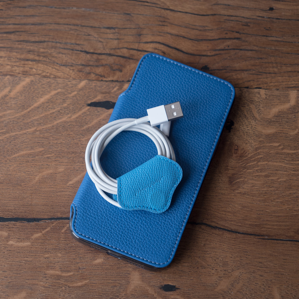 Чехол-держатель для проводов кожаный голубого цвета