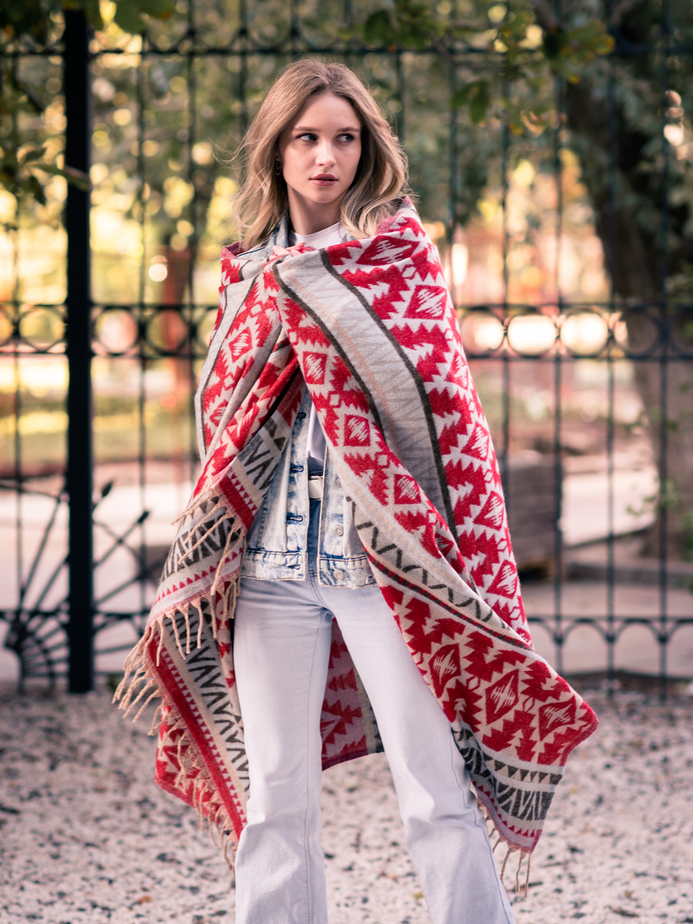 Теплый палантин с орнаментом