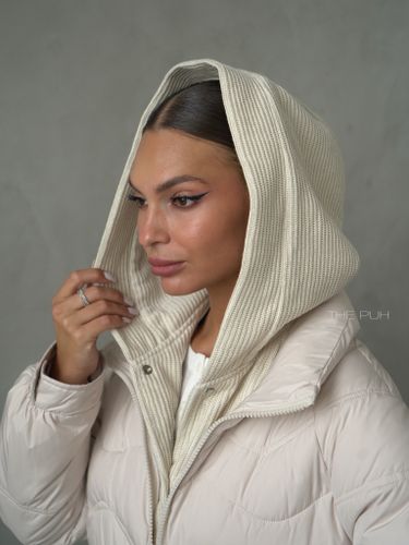 Бежевый пуховик с трикотажной манишкой