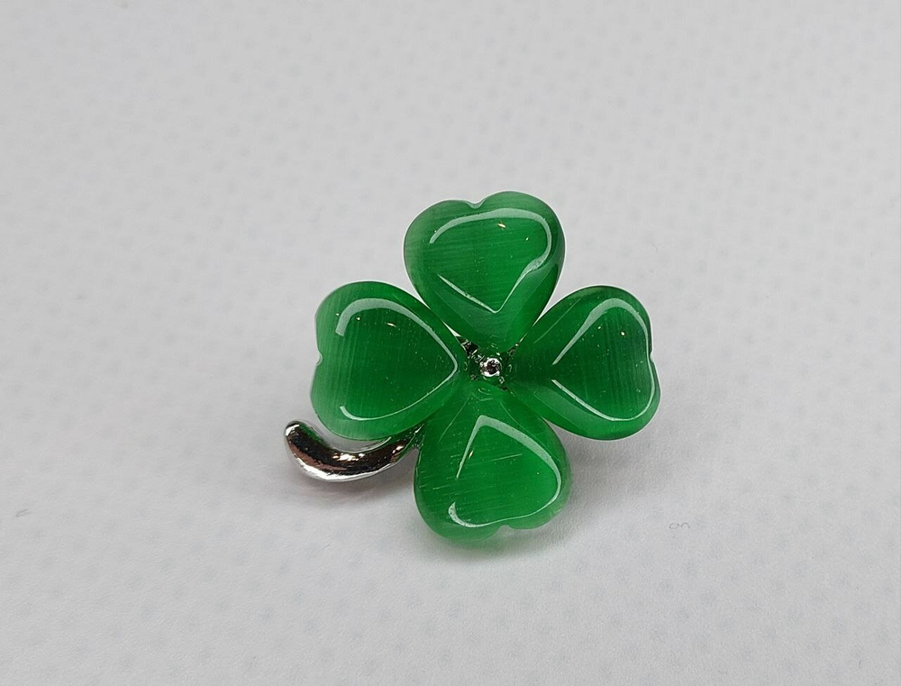 Брошка "Четырехлистный клевер".  Символ удачи. Оберег от сглаза. Цвет зеленый. Серебро
