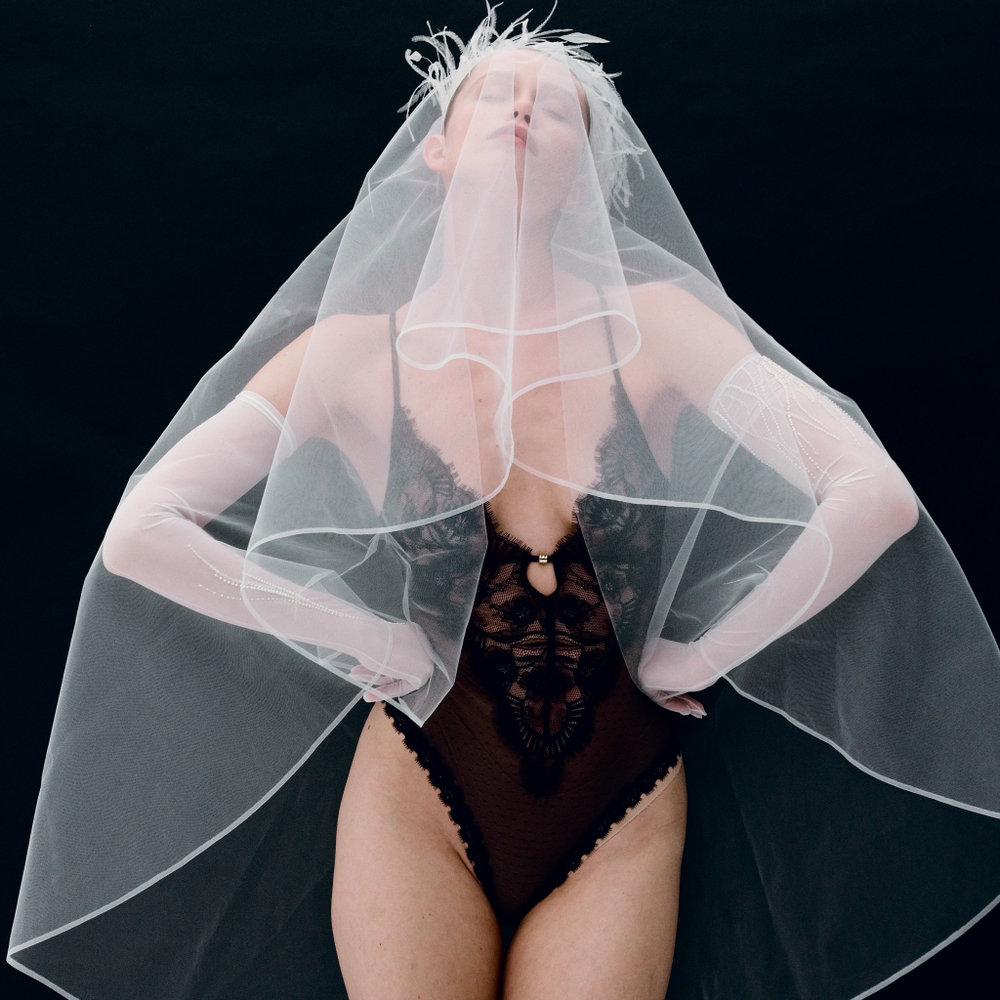 Объемный ободок с перьями, белый