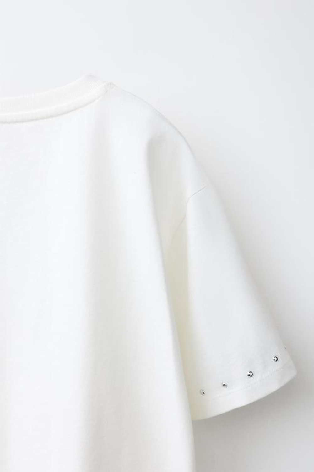 ZARA ФУТБОЛКА С БАХРОМОЙ И ЗАКЛЕПКАМИ, БЕЛЫЙ