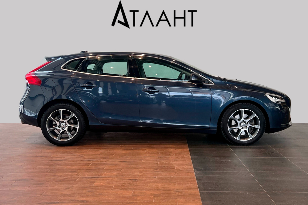 Volvo V40, 2017 год