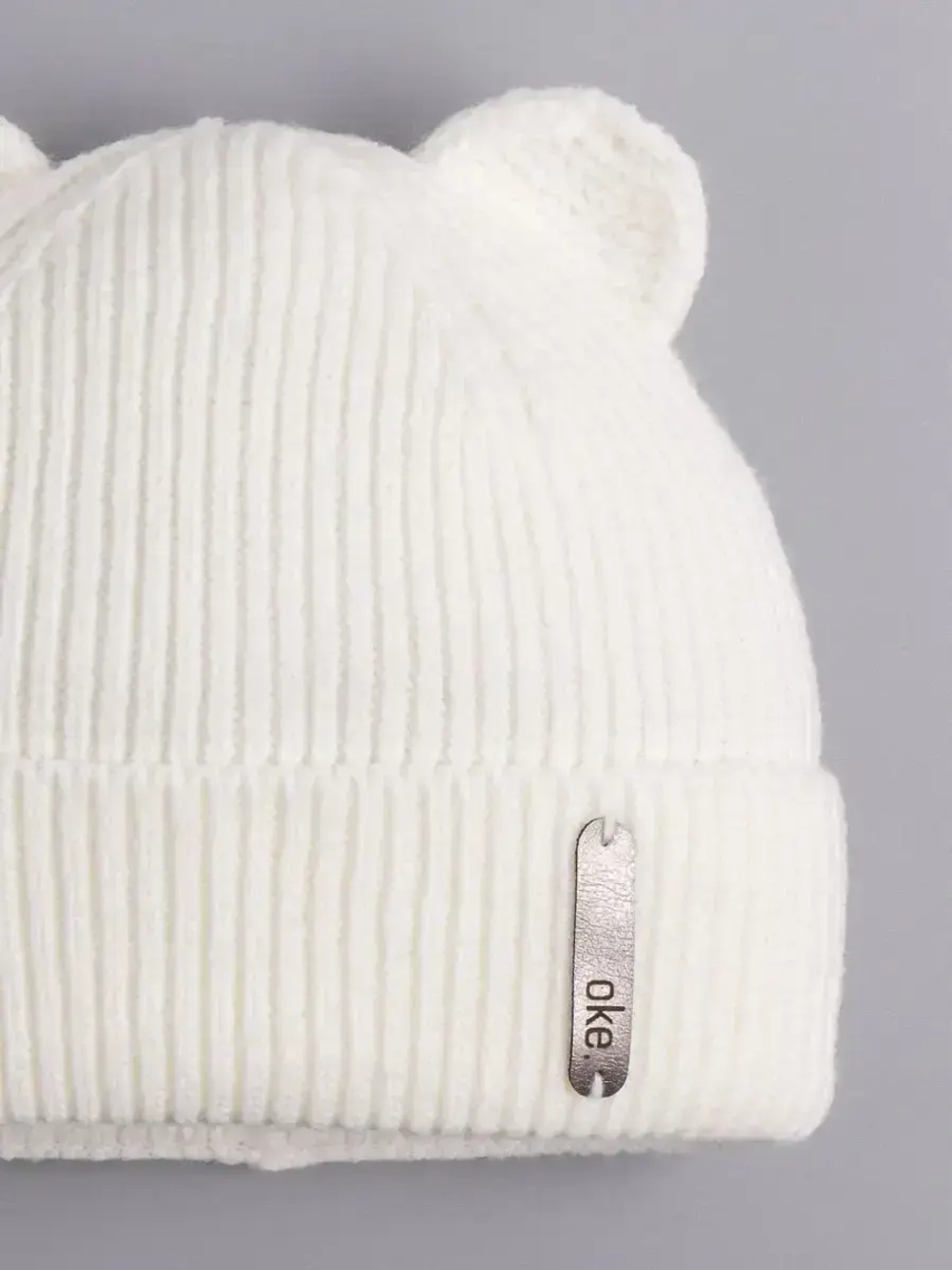 Шапка вязаная демисезонная с ушками