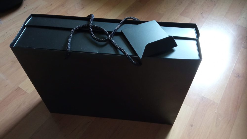 Фото подарочная картонная упаковка БОГОМОЛoff Black Edition для кожаного фартука