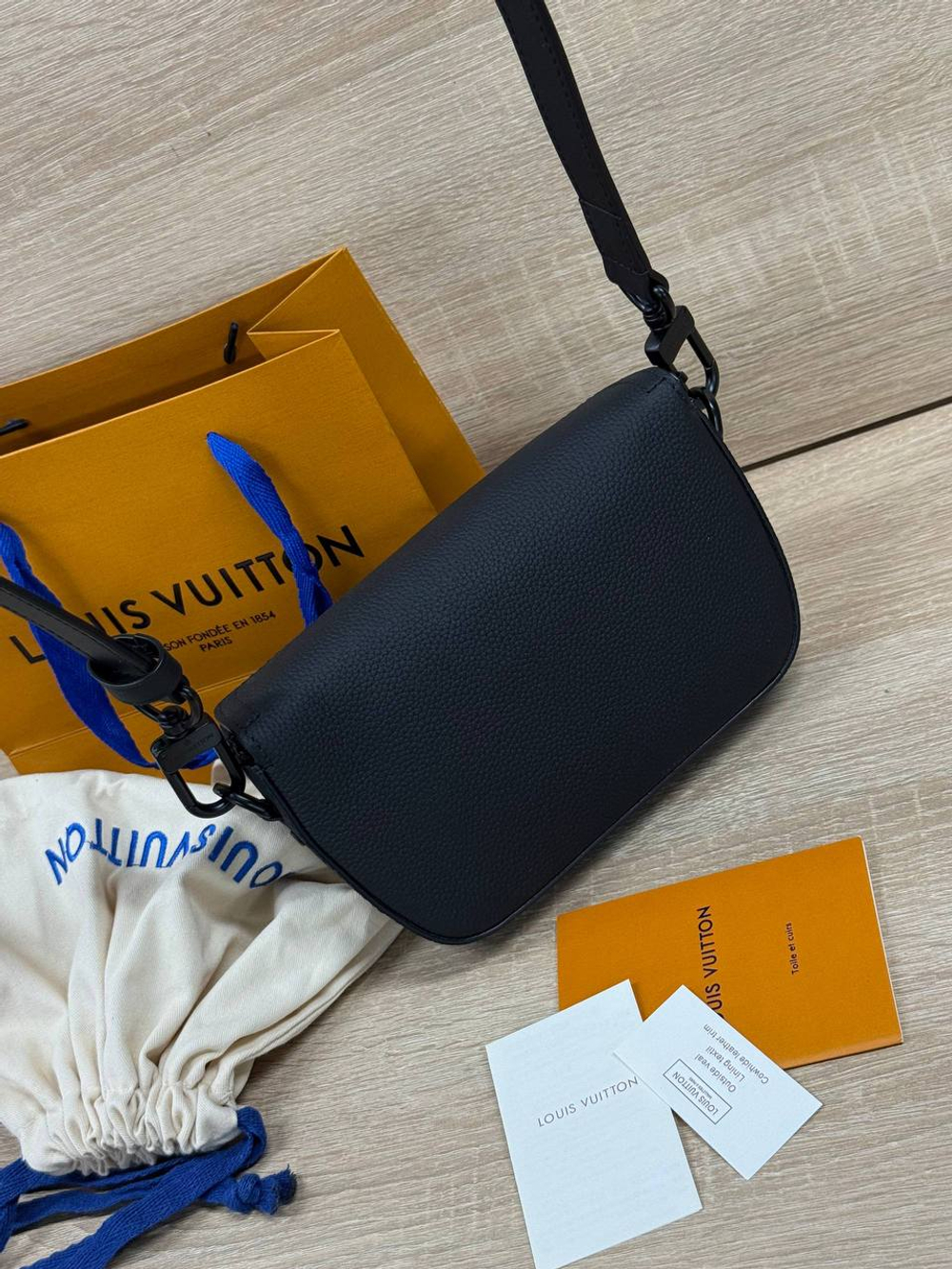 Сумка-мессенджер Louis Vuitton