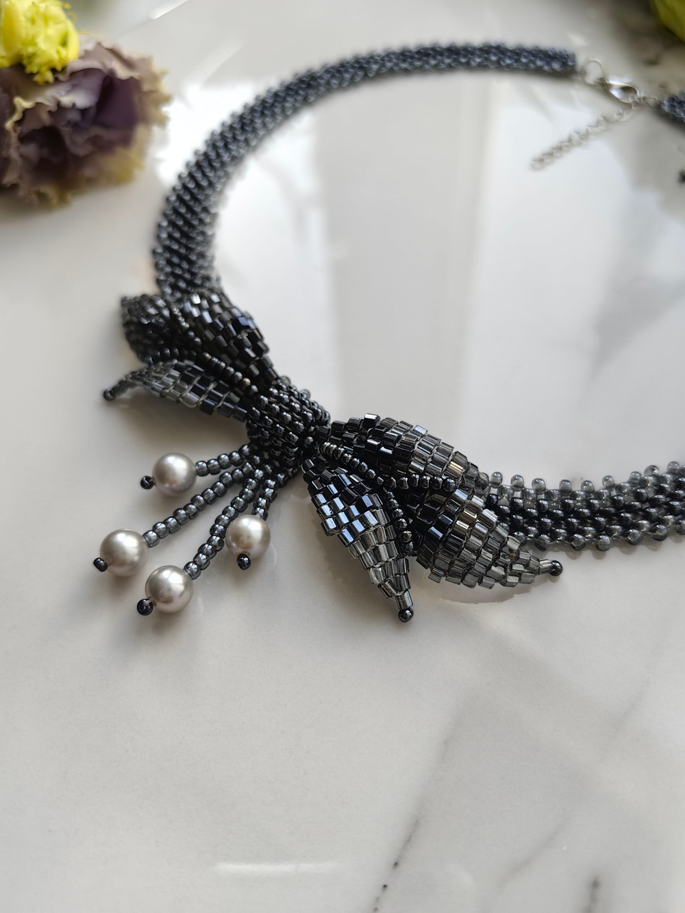 Колье "Бантик" ручной работы из бисера и морского жемчуга