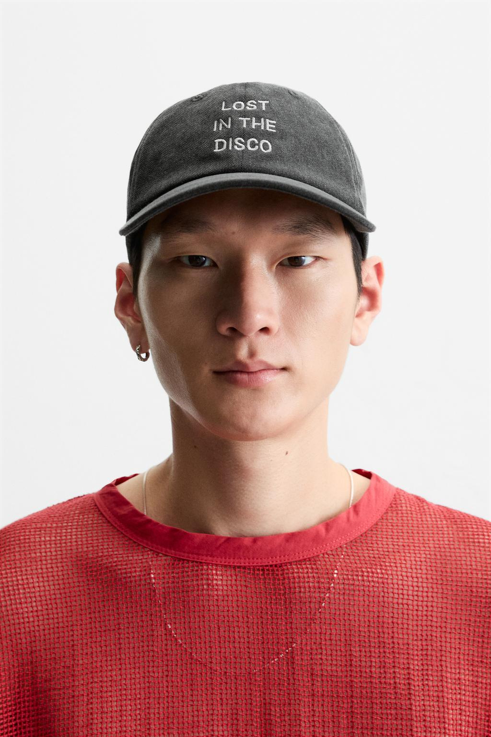 ZARA КЕПКА С ЭФФЕКТОМ ПОТЕРТОСТИ И ВЫШИВКОЙ, ЧЕРНЫЙ