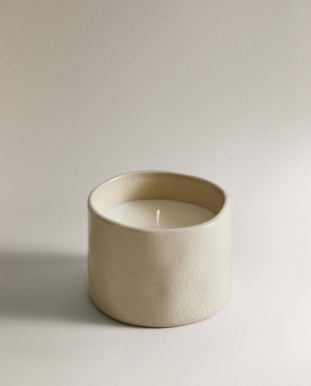 Zara Home Свеча ароматическая Luminous Camellia 150 г, растительный воск, аромат цветочный, Розовый