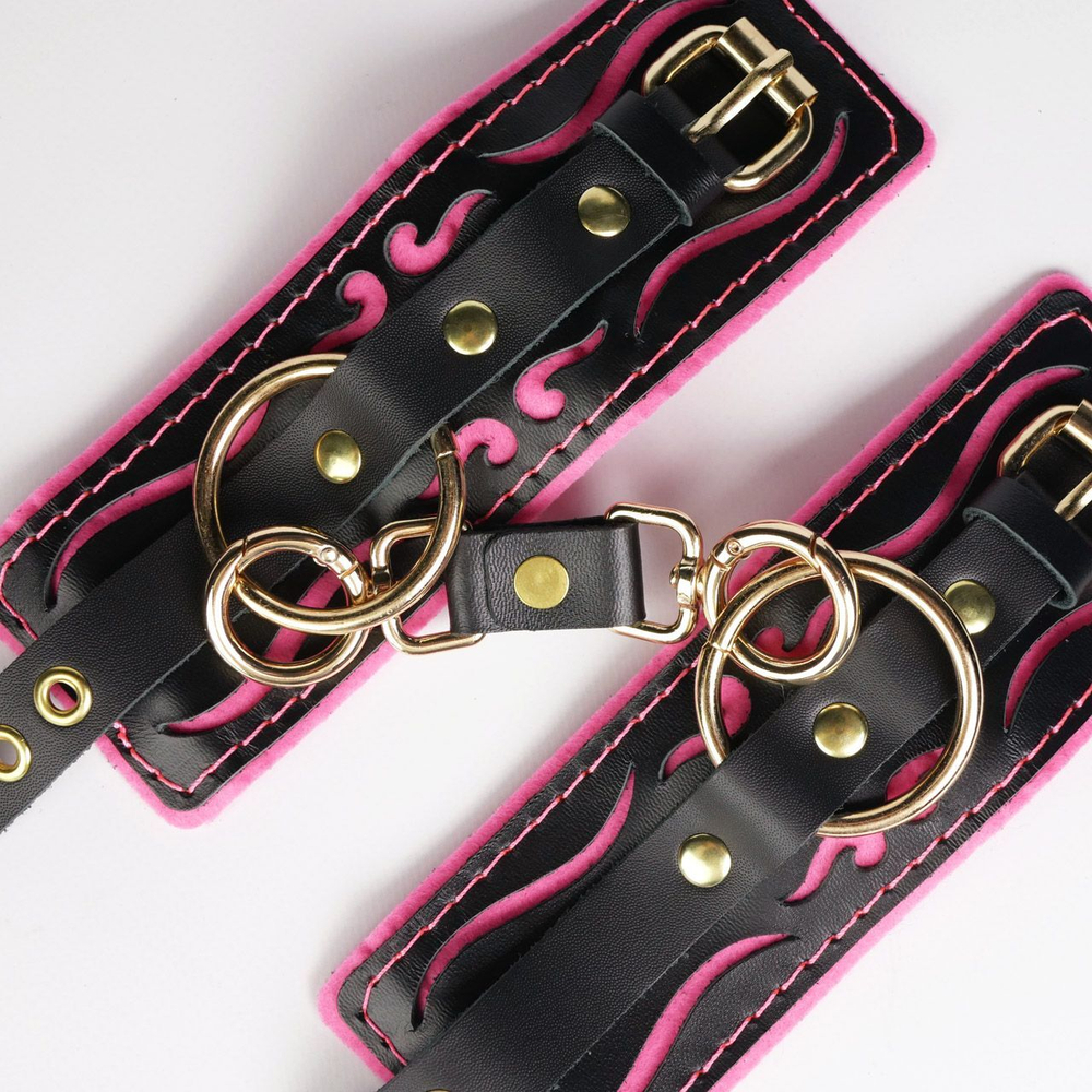 Черные кожаные наручники с розовой строчкой (Цвет: черный с розовым)