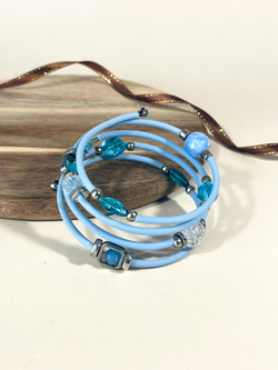 Браслет с бусинами гибкий голубой