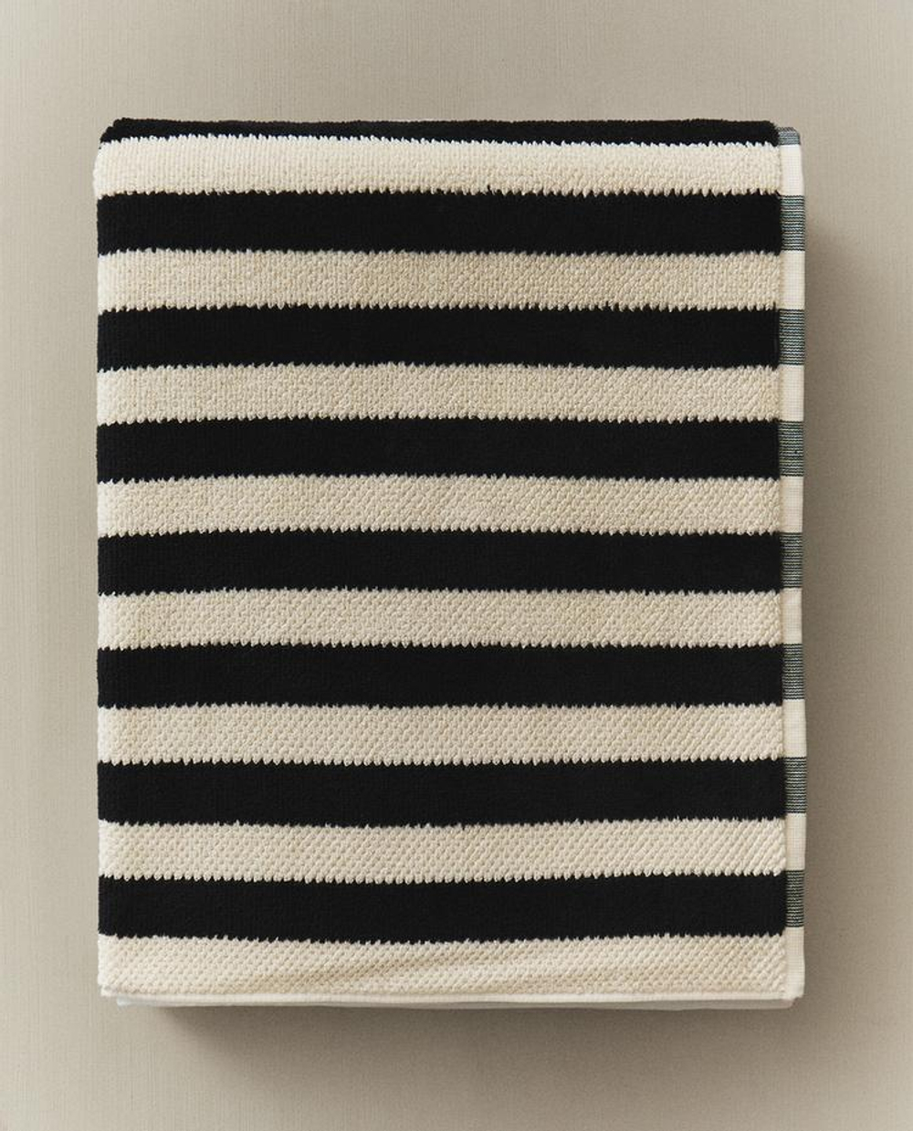 ZARA HOME ПОЛОТЕНЦЕ ДЛЯ ВАННОЙ ИЗ ВЕЛЮРА С РЕЛЬЕФНЫМ УЗОРОМ, ЧЕРНЫЙ