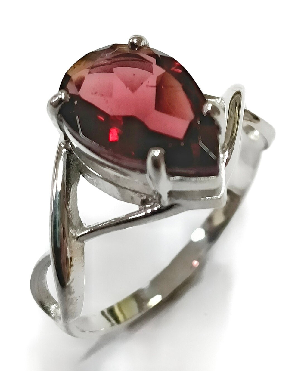 Ювелирное кольцо из серебра 925 пробы,вставка гранат натуральный,размер 18