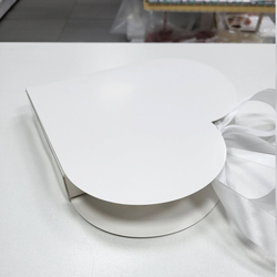 Коробка-книжка на 9 конфет СЕРДЦЕ (Белая)