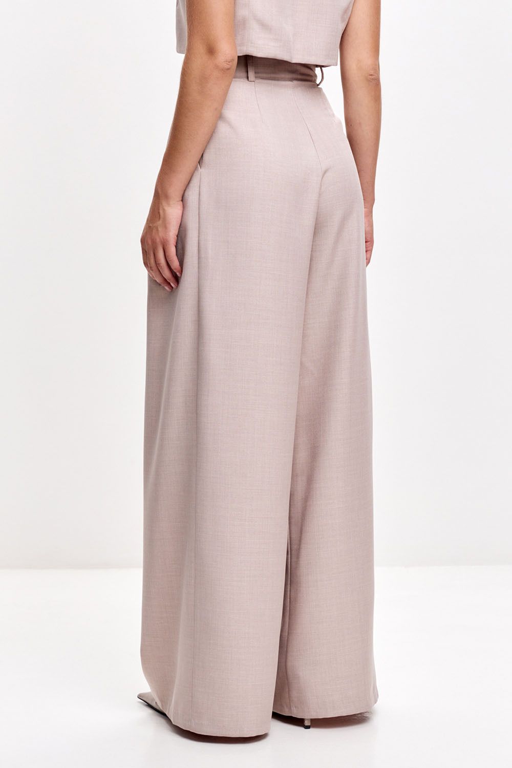 Свободные брюки с защипами серо-бежевого цвета