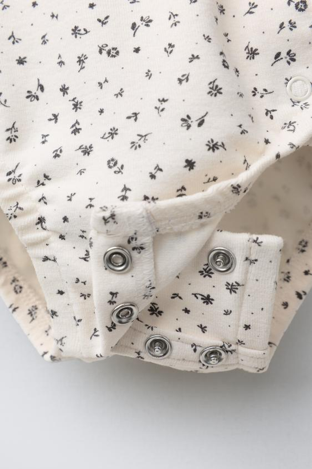 ZARA КОМПЛЕКТ ИЗ БОДИ И БРЮКОВ С ЦВЕТОЧНЫМ ПРИНТОМ, ЭКРЮ