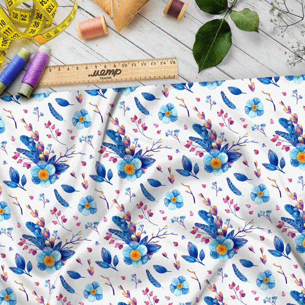 Ткань кулирная гладь мелкие цветы и перья с брусникой на белом фоне