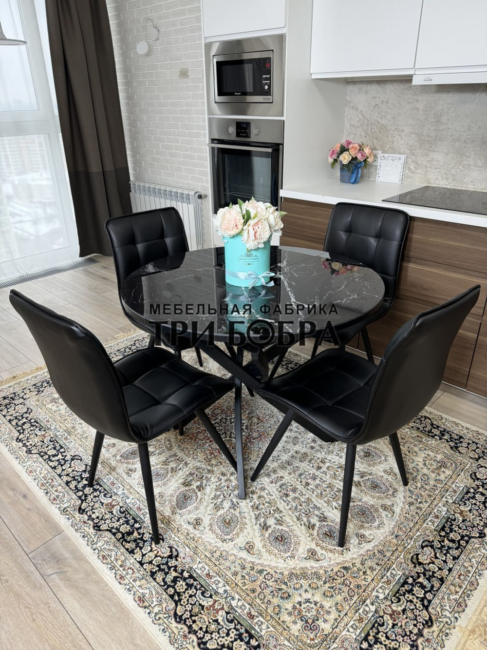 Круглый стеклянный раздвижной стол "Черный оникс" и стулья "ГУЧИ" черный