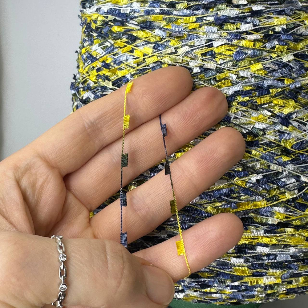 STRIZZOLINA - Di.Ve; вискоза, п/а; 500м/100гр; Мелкая травка фрагментами; цвет: бело-сине-желтая