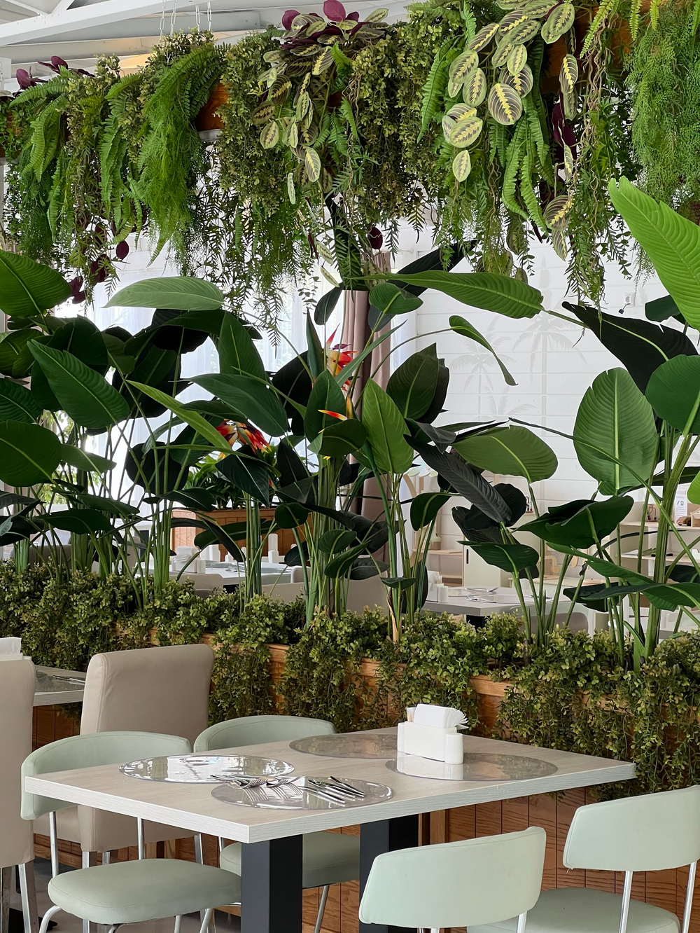 Озеленение искусственными растениями отеля « Бридж Резорт» г.Сочи