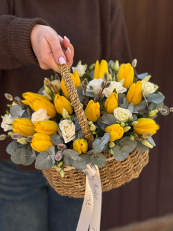Весенняя корейская корзина из желтых тюльпанов, нежного лизиантуса и эвкалипта от Флора Маркет