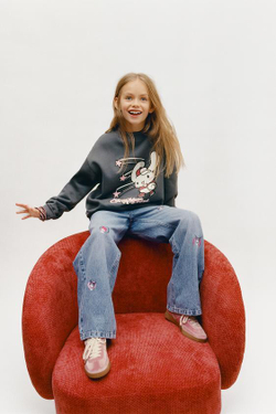 ZARA ДЖИНСЫ С ШИРОКИМИ ШТАНИНАМИ И ПРИНТОМ «КУРОМИ» ©САНРИ, СИНИЙ