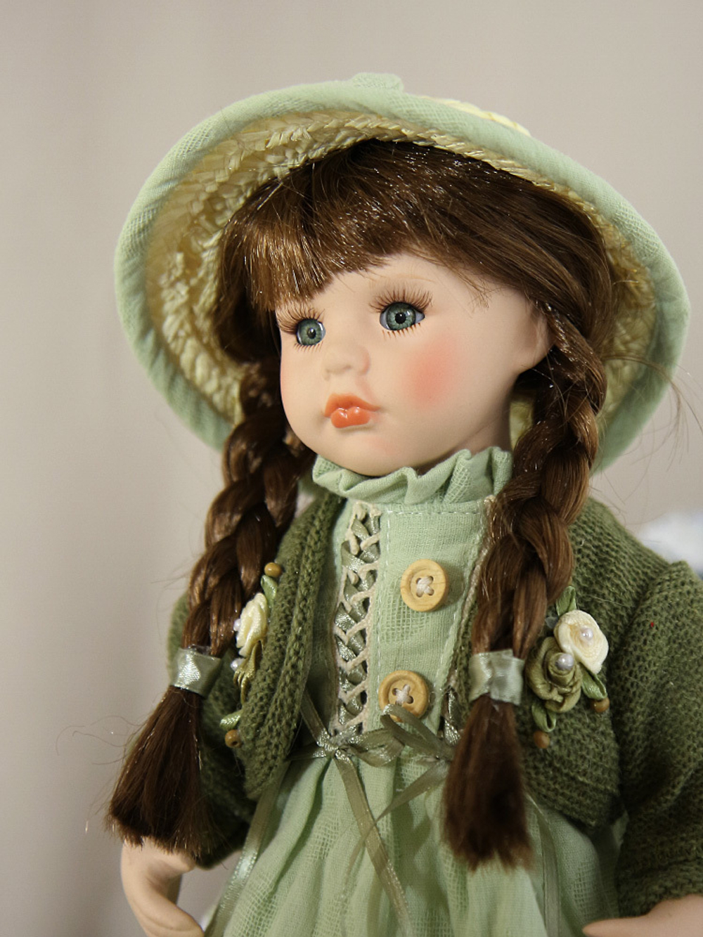 Кукла фарфоровая 12' на подставке