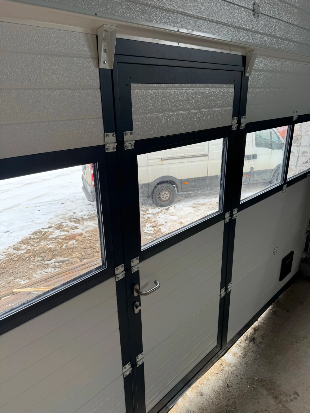 Секционные ворота с калиткой