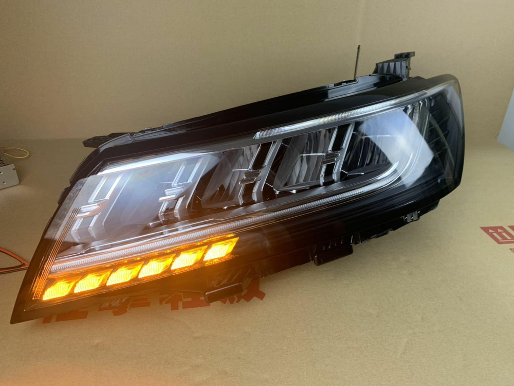 Оригинальная LED фара на Roewe RX5 (правая/левая), повышенная комплектация