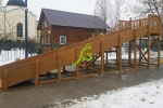 Зимняя деревянная горка большая