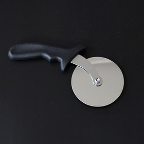 Колесо для пиццы 10 см с пластиковой ручкой — нержавеющая сталь, острое лезвие