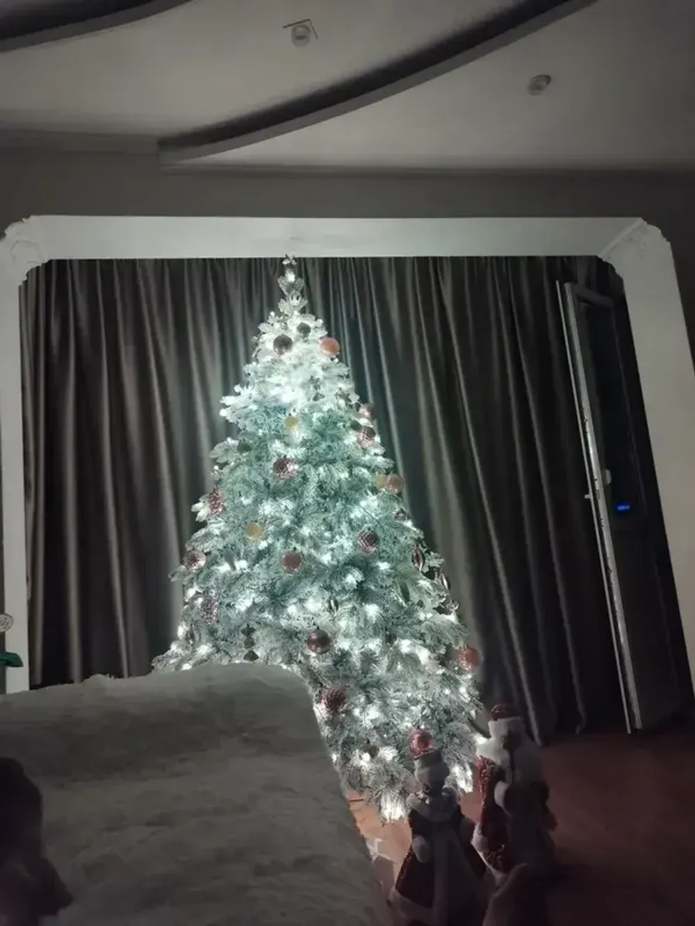 Заснеженная елка с гирляндой «Камчатская» теплый свет (Литая+пвх) 270 см / 2,7 м