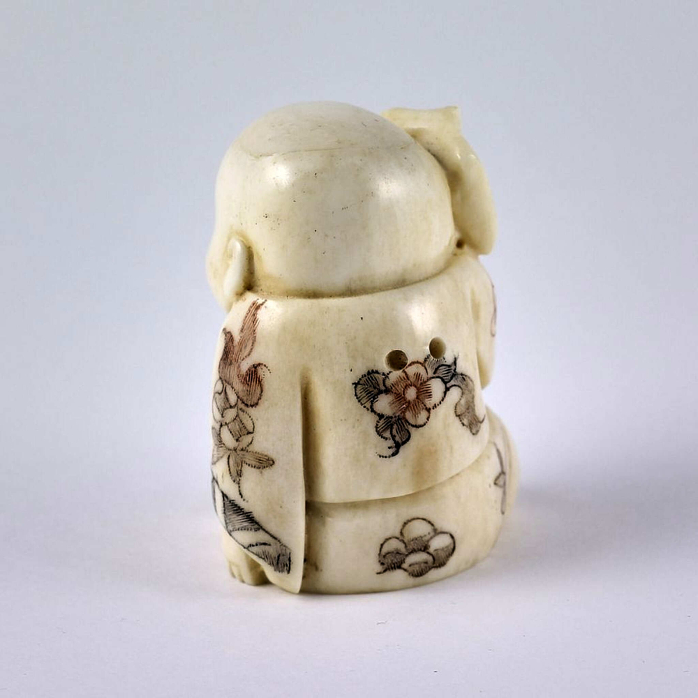 Нэцкэ Ребенок карако с письменными принадлежностями