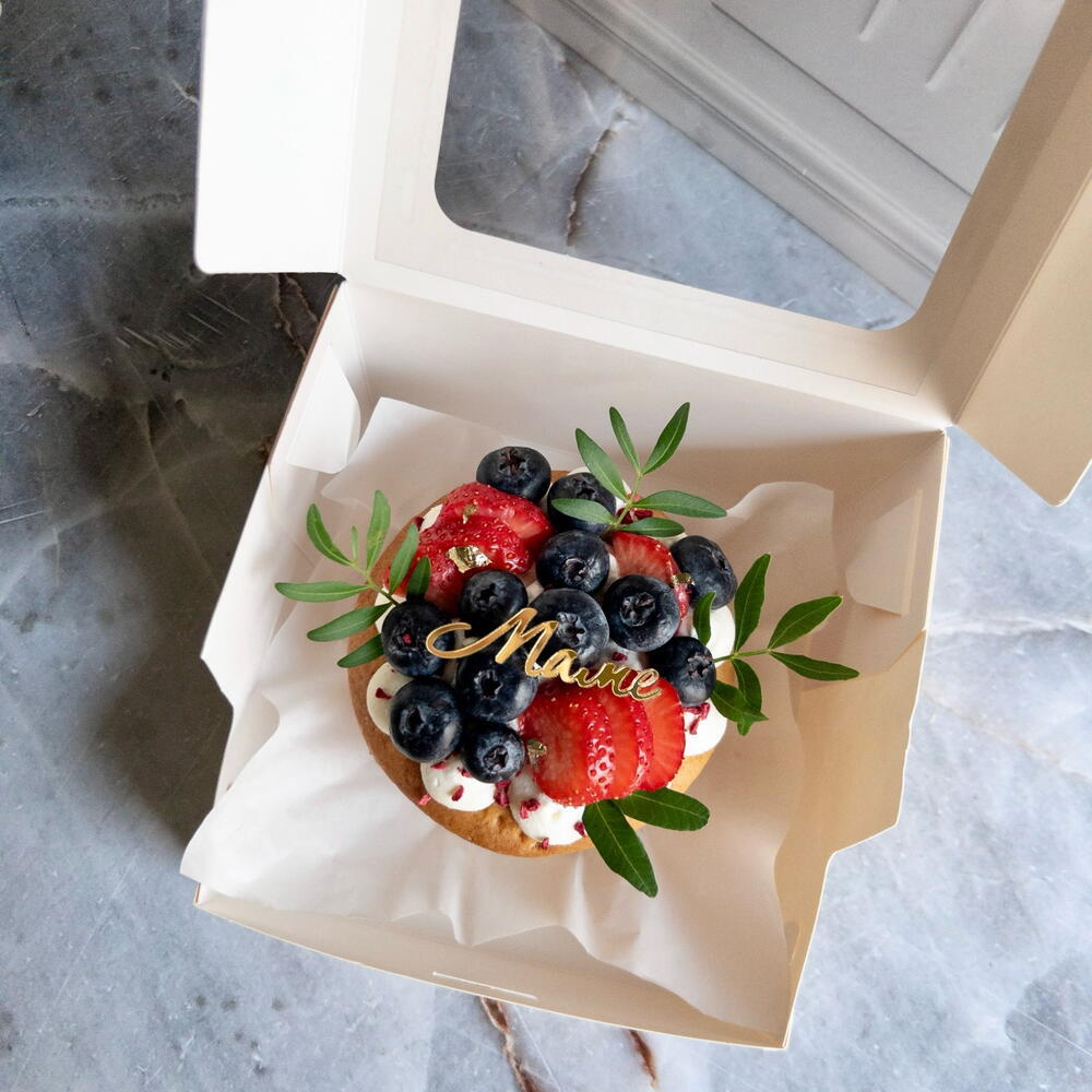 Открытый бенто-медовик с клюквой "Маме"