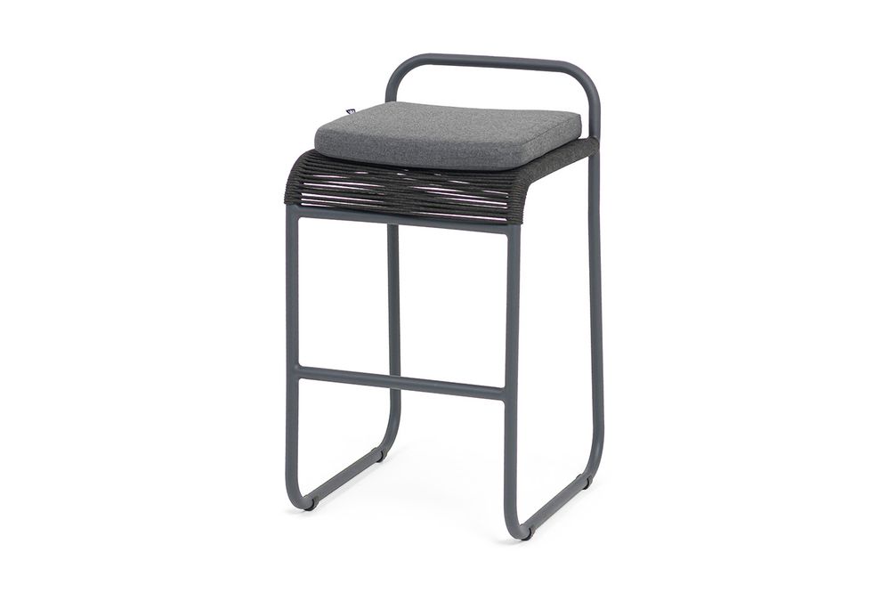 "Ането" стул барный плетеный из роупа, каркас алюминий темно-серый (RAL7024) муар, роуп темно-серый круглый, ткань темно-серая 027
