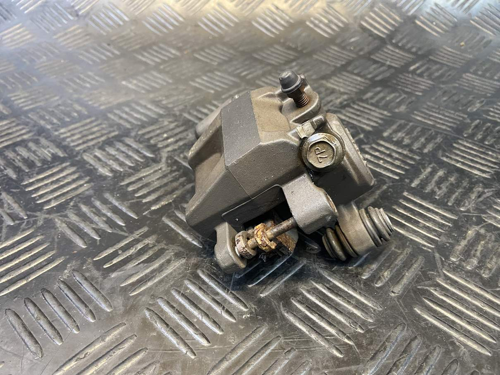 Суппорт заднего тормоза Suzuki GSR400 (GK7DA)