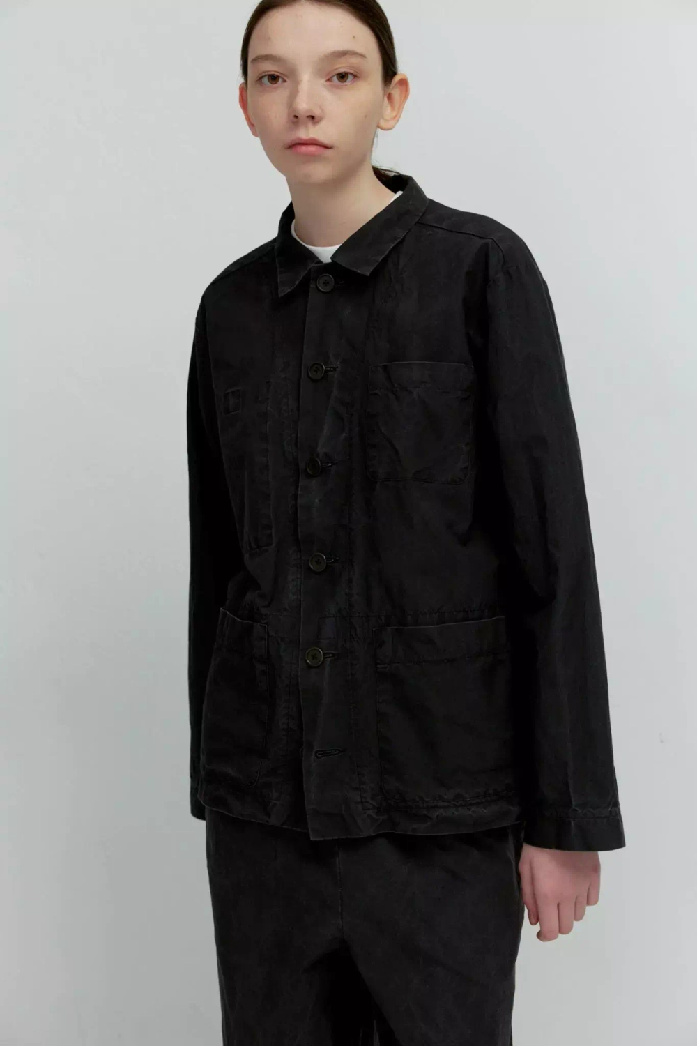 Верхняя мужская рубашка с карманами из черного вареного хлопка