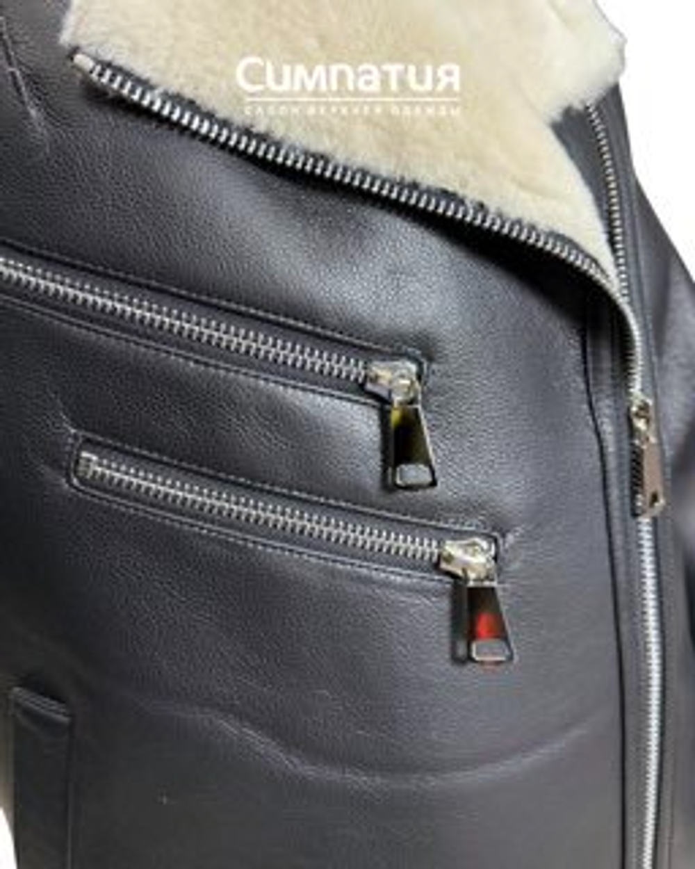 Куртка-кожанка черного цвета