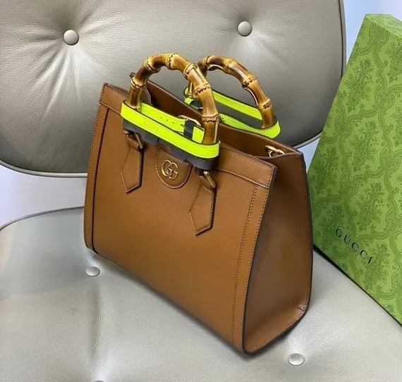 Коричневая сумка Gucci Diana маленького размера