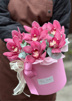 Композиция из цимбидиума и эвкалипта в шляпной коробке