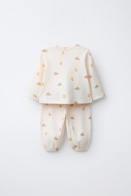 ZARA КОМПЛЕКТ ИЗ ФУТБОЛКИ И БРЮК С ПРИНТОМ ЗАЙЧИКОВ, КРЕМОВЫЙ